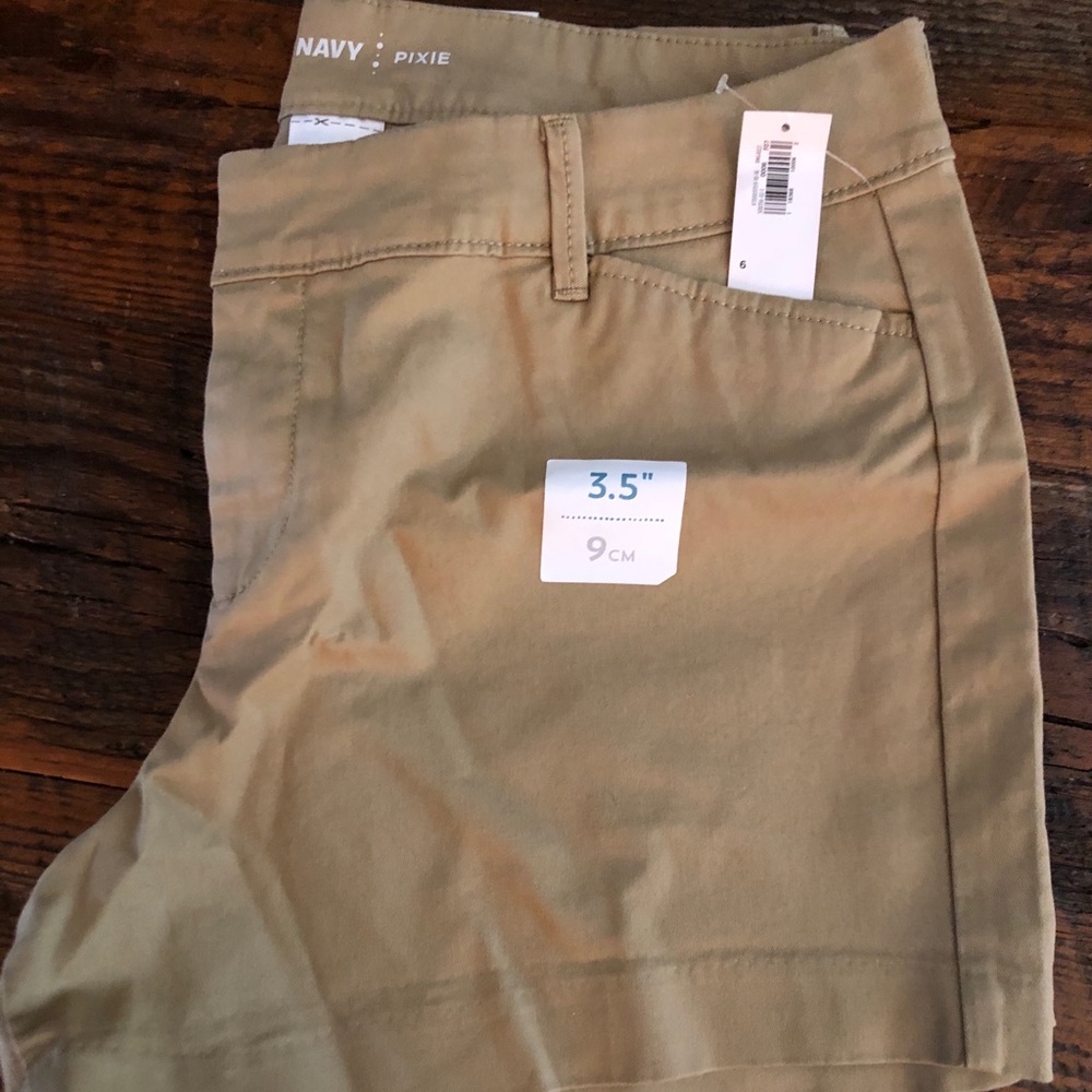 Old Navy Pixie Chino Shorts, Size 6, Khaki-Camelot